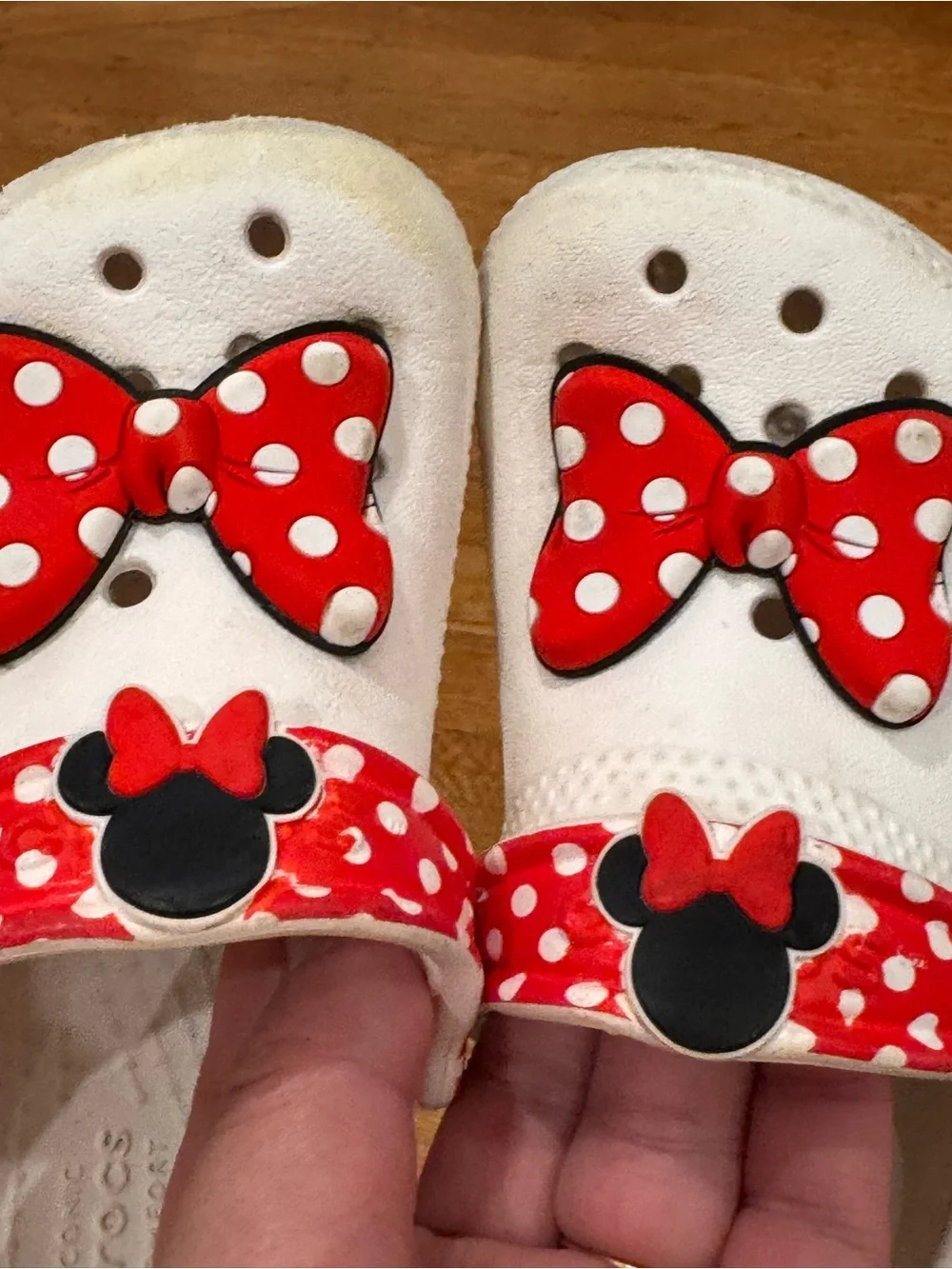 CROCS Disney Minnie Mouse White Kids' Clogs, Red Polka Dot Bow Sz 7C